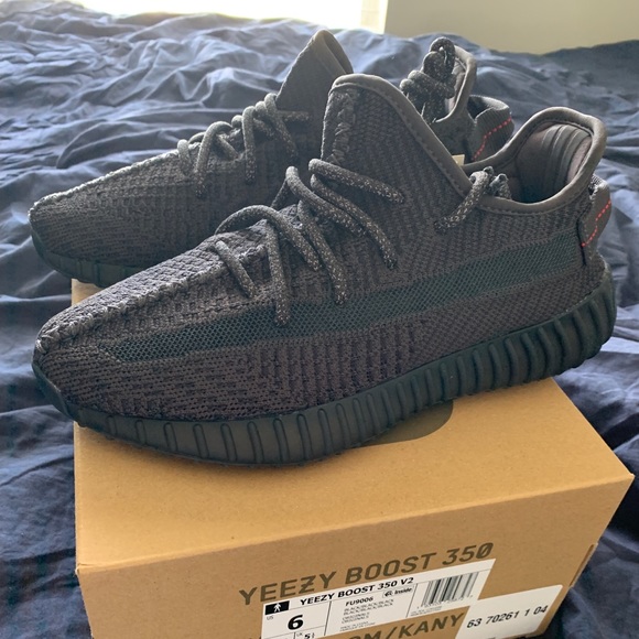 Size 6 Yeezy triple black - Picture 2 of 3